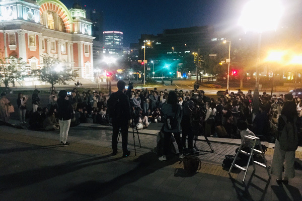 5月11日、大阪・なにわ橋付近。被害当事者のほか、被害者支援を行う弁護士や社会学者も参加した