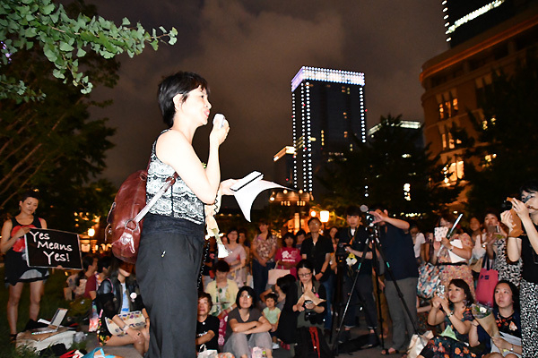 8月11日、東京・行幸通り。スピーカーの中には学生や他県からの参加者もいた
