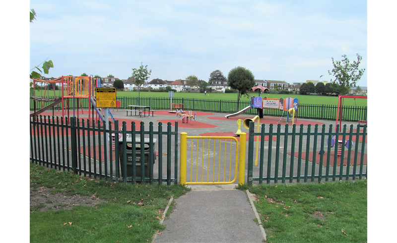 イギリス・ロンドンの公園。遊具の周りを柵で囲み、「入りにくく見えやすい」安全な場所にしている。（画像提供＝小宮信夫さん）