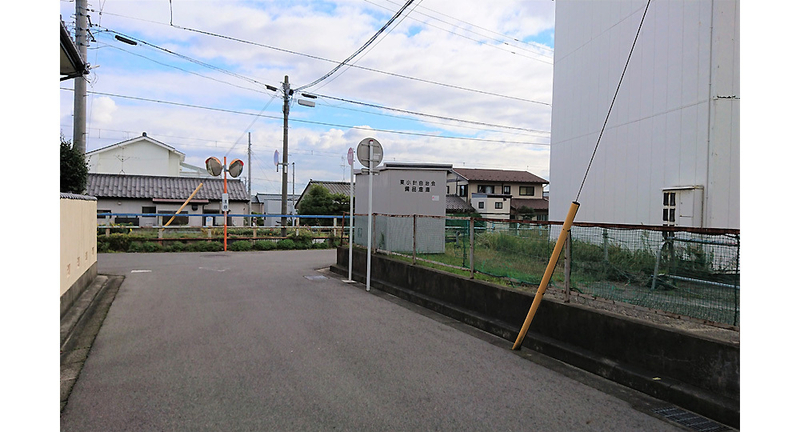 実際の事件の連れ去り現場。周囲を建物で囲まれガードレールがないなど、「入りやすく見えにくい場所」。(画像提供=小宮信夫さん)