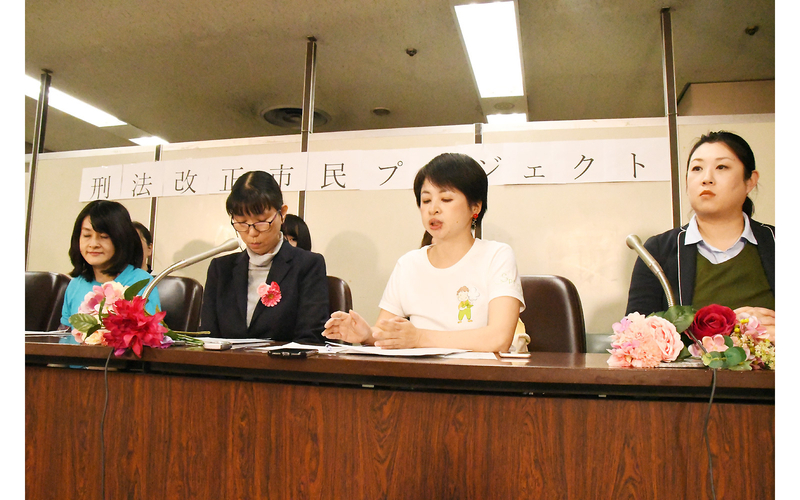 11月21日に行われた記者会見。右から2人目が一般社団法人Springの山本潤代表
