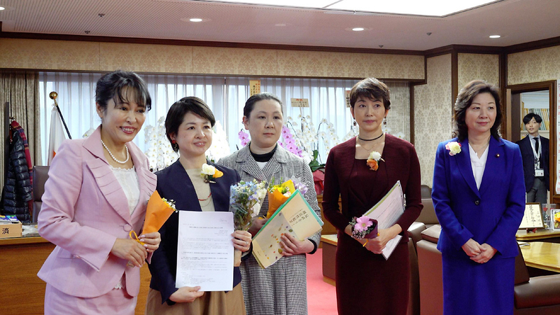 12月19日、森まさこ法務大臣（左）、野田聖子議員（右）と面会した一般社団法人Springメンバー（一般社団法人Spring提供）