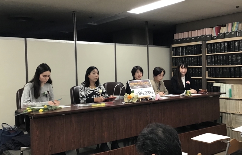 中央が、性被害当事者として検討会委員に選ばれた山本潤さん。3月17日に行われた法務省への要望書提出の後の記者会見（筆者撮影）