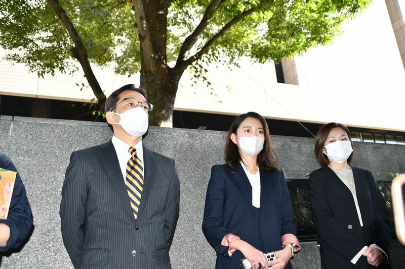 10月20日の判決後、裁判所前で取材に応じる伊藤詩織さん（中央）、佃克彦弁護士（左）、西廣陽子弁護士（右）（筆者撮影）