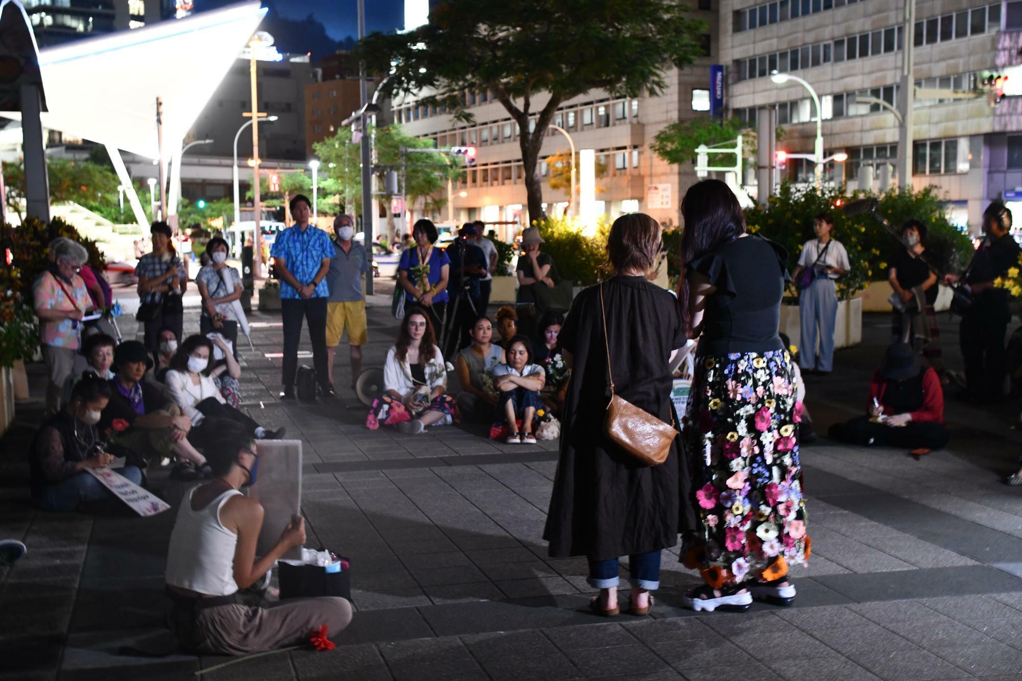 7月11日夜に沖縄県庁前で行われたフラワーデモ。今回初めて参加したという人も多かった（筆者撮影）