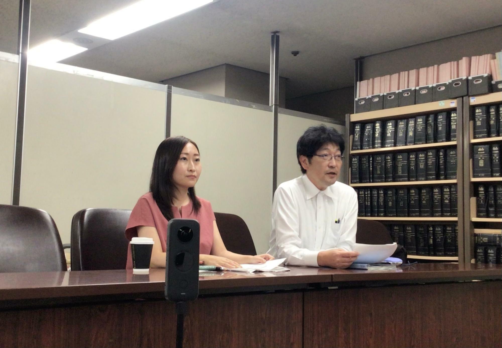 記者会見する仁藤さんと神原弁護士