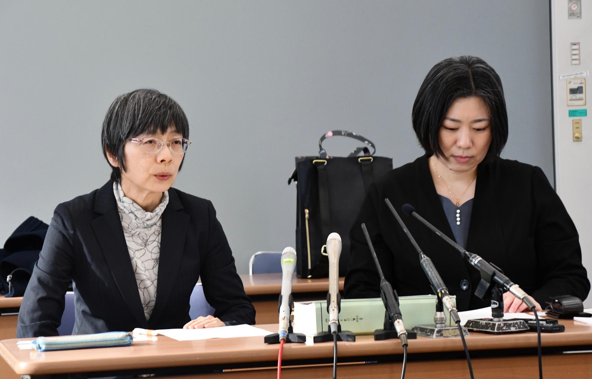 11月28日に記者会見を行った女性側の代理人弁護士ら（筆者撮影）