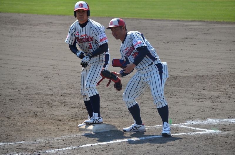 静岡大会の野原選手。冒頭の写真は四球を選んだ打席で、これが先制適時打の直後です。