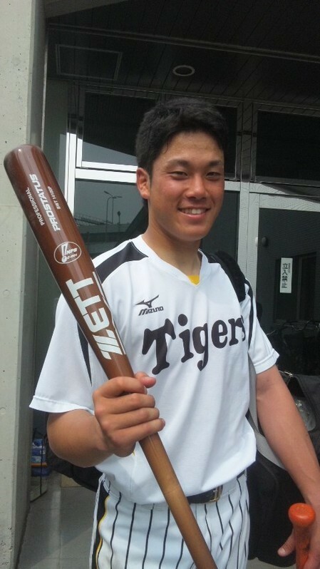 写真は2年前の阪口選手ですが、それ以来の1試合3安打で、こんな笑顔だったかも？