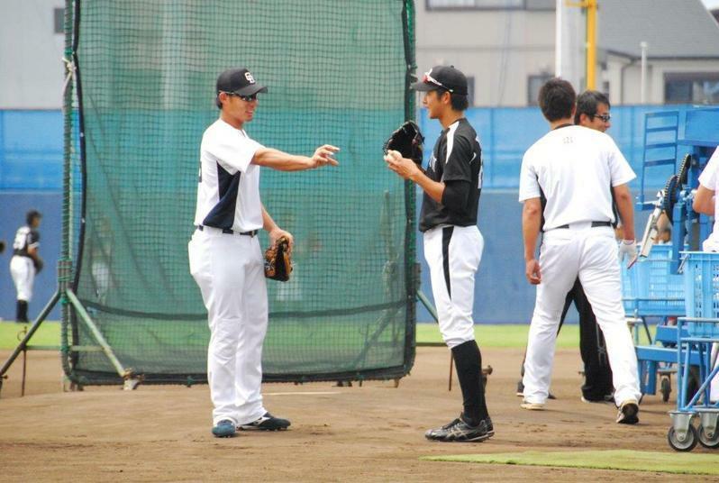 先週、ナゴヤ球場での珍しい2ショット。中日の堂上剛選手(左)と横田選手です。
