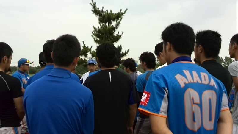 試合後のミーティング。奥に小さく見える西川監督の言葉を聞く穴田選手(右)です。