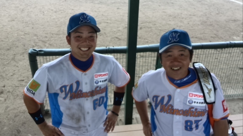 試合後の原井コーチ(右)と穴田選手。「原井さん、いい笑顔！」という穴田選手も。
