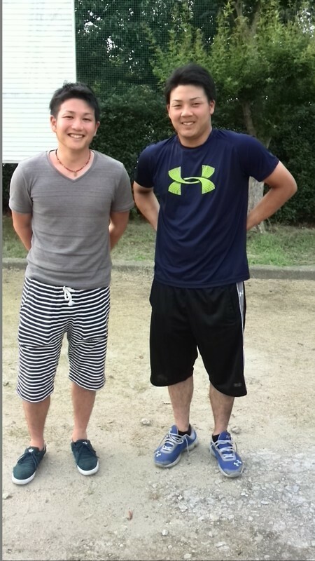 穴田真規選手(右)と「身長は中学の時に抜かれました」と笑う兄・裕規さん。