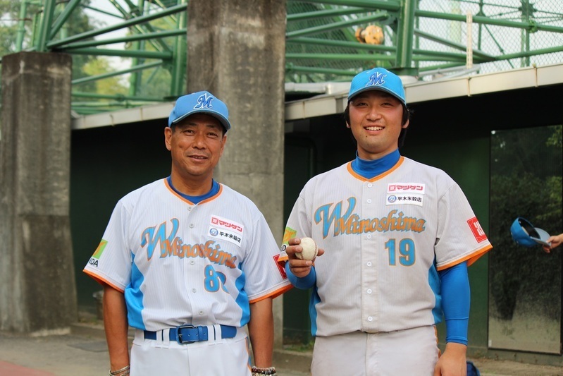西川忠宏監督(左)と、ウイニングボールを渡された“胴上げ投手”の高橋祐太投手。
