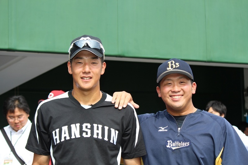 試合前の横田選手(左)とBs奥浪選手。普段から結構、お互いを意識している同級生。