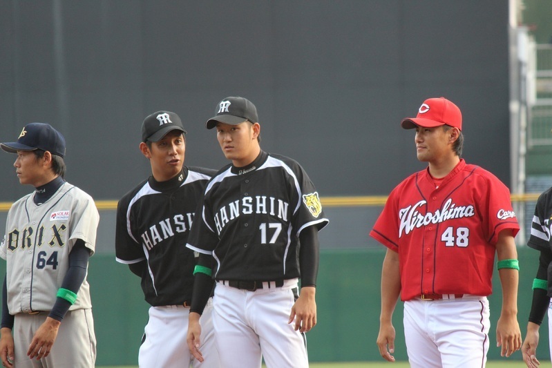 メンバー紹介で並ぶ山本投手(左)と岩貞投手。山本投手は翌日もう1軍の練習でした。