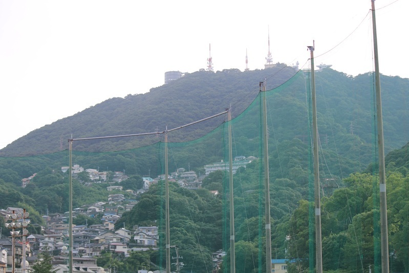 三菱重工長崎のグラウンドから見える稲佐山。練習が終わる頃には真っ暗でした。