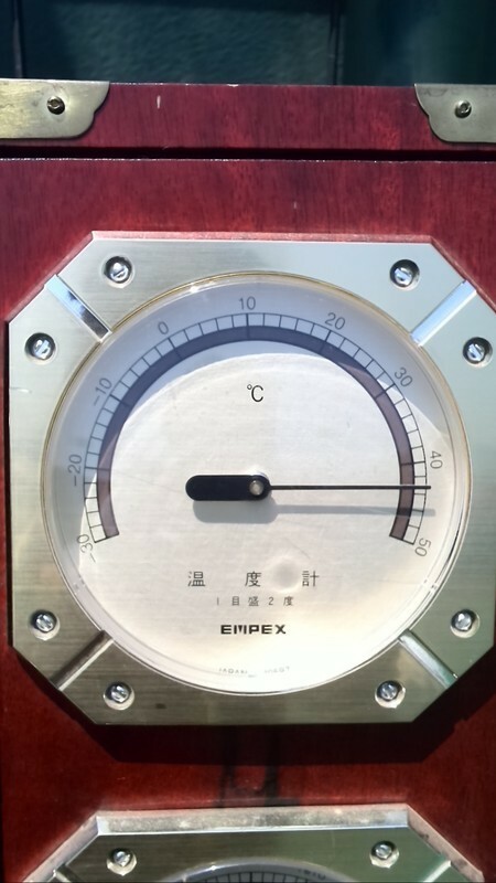 11時頃、グラウンド隅に置いた温度計。みるみる内に上がり40度を超えました。