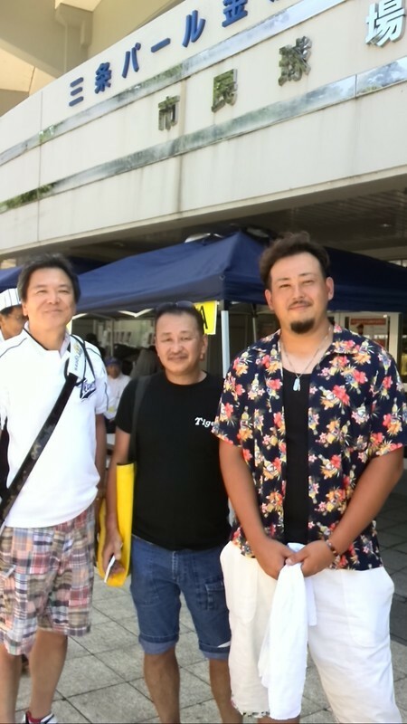 (右から)もと阪神の吉岡さん、同行の米川さんと佐藤さん。よっしー、いい体格！