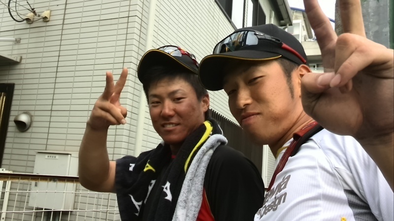 練習が終わり、たわむれる陽川選手(左)と西田選手。西田選手、何を食べてるのかな？