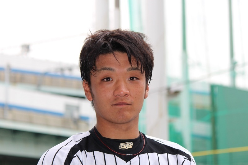 カメラから目を逸らすので、こっち向いてと言ったら…こんな真顔の松田投手。