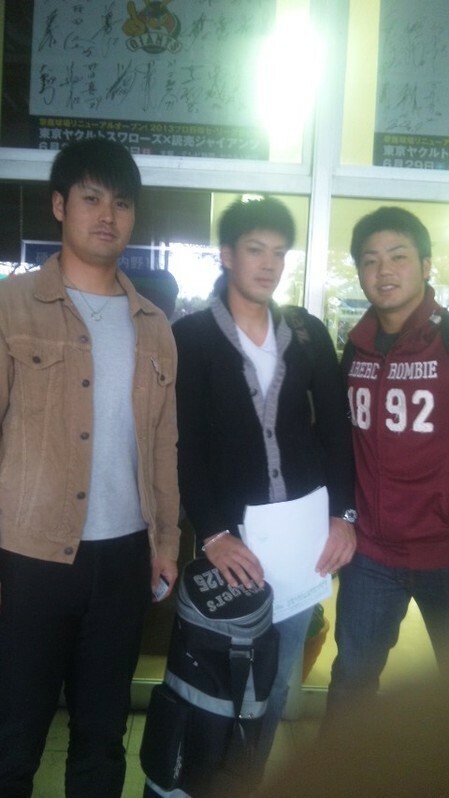 昨年11月、合同トライアウトを終えた(左から)野原選手、藤井選手、穴田選手