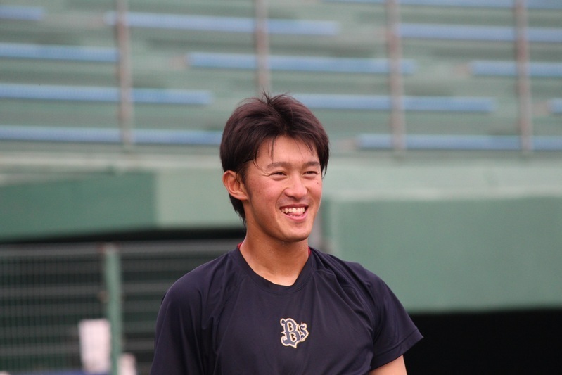 唐突にオリックス武田選手の写真も。試合後の特打中だけど、北川コーチに笑わされた？