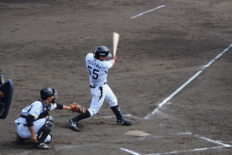 陽川選手が中越え二塁打を放った瞬間！顔アップは辞退されたので今回は打席写真。