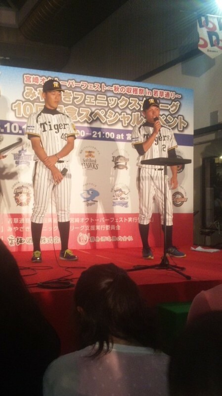 昨年のフェニックスリーグ休日イベントで、金田投手(左)と北條選手。