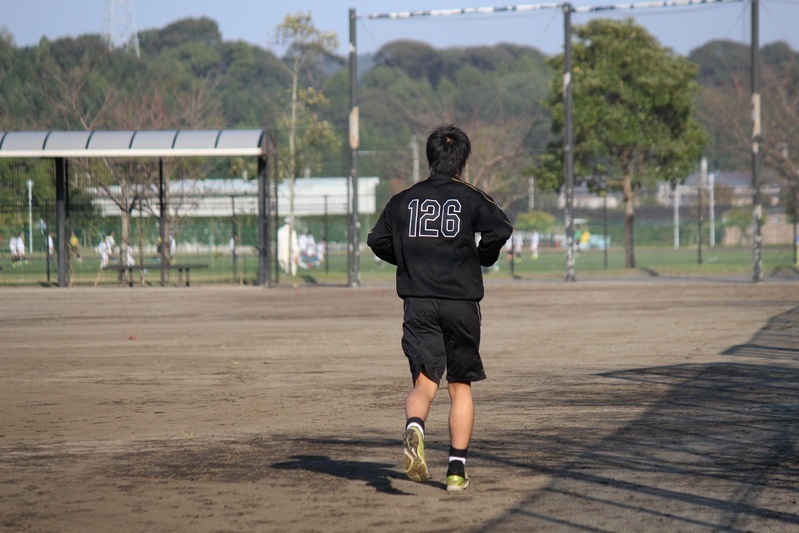 先発登板に備え、きのうの試合後にランニングをする島本投手。
