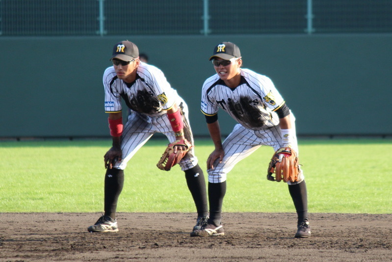 試合後の守備練習にて西田選手(左)と北條選手。姿勢が兄弟のように揃っています。