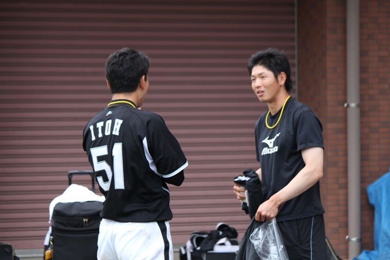 病院から戻ってきて、伊藤隼選手と話す田上選手(右)。2人とも無事で何よりです。