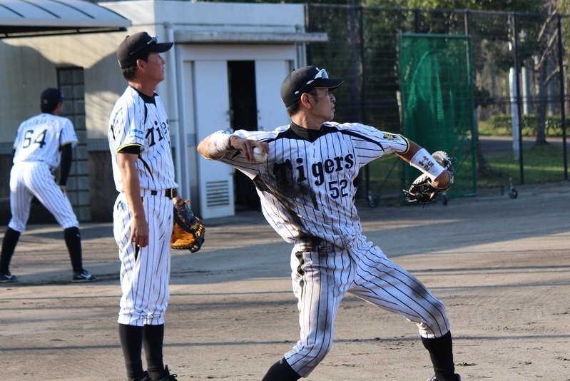 別の日の試合後も、吉田バッテリーコーチと送球練習をする泥だらけの小豆畑選手。