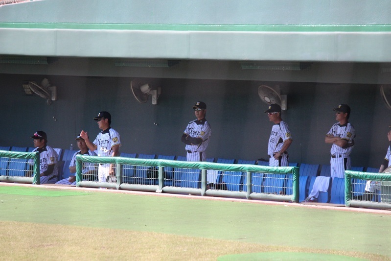 守備中の阪神ベンチ。前日から野手は9人なので、監督とコーチ、トレーナーの姿だけ。
