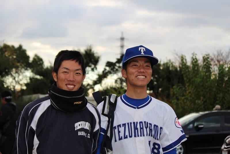 穴田選手の後輩、帝塚山大学の新野投手(右)と丸子選手。