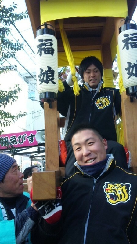 2011年1月、姫路の宝恵駕籠行列で上本選手と。