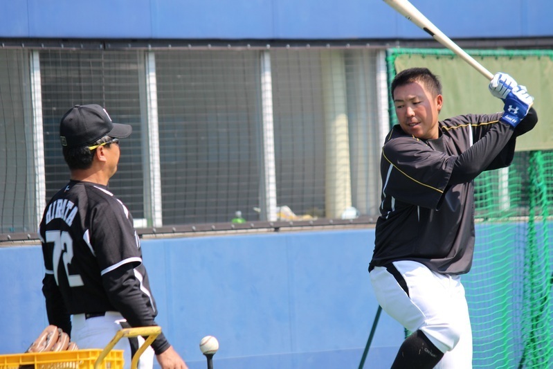 9月23日の中日戦(ナゴヤ)、試合前に平田監督のトスで打撃練習。