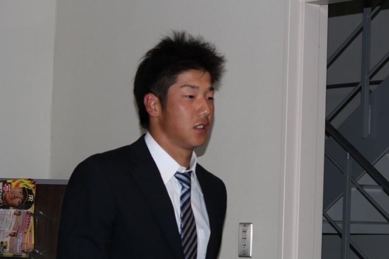 球団事務所へやってきた横田選手。これから何が始まるのかドキドキ？