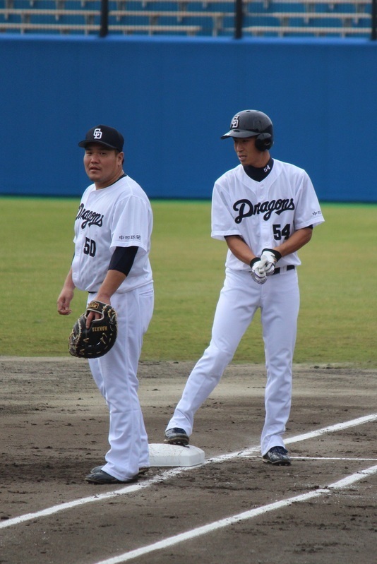 9日のトライアウトでヒットを放った森越選手。一塁を守るのは同僚の中田選手。