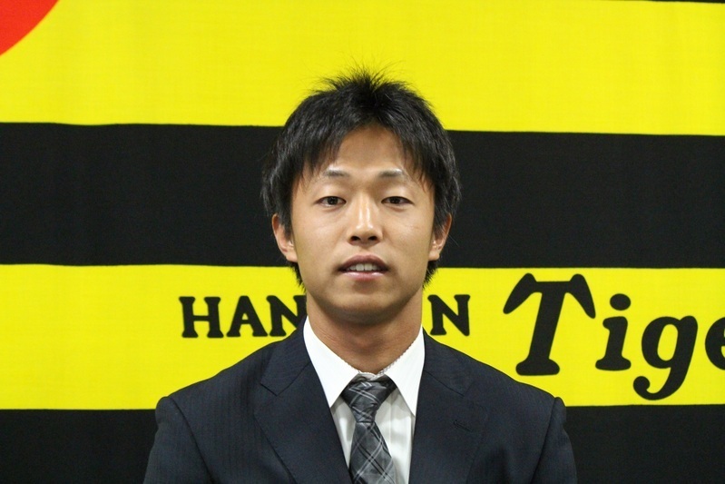 11月21日、契約を交わしたあと記者会見での島本投手。