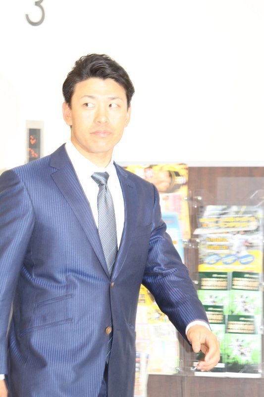 契約更改交渉で球団事務所があるフロアへやってきた伊藤隼選手。