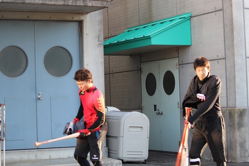 室内練習場で打ち込んだ北條選手(左)と横田選手。