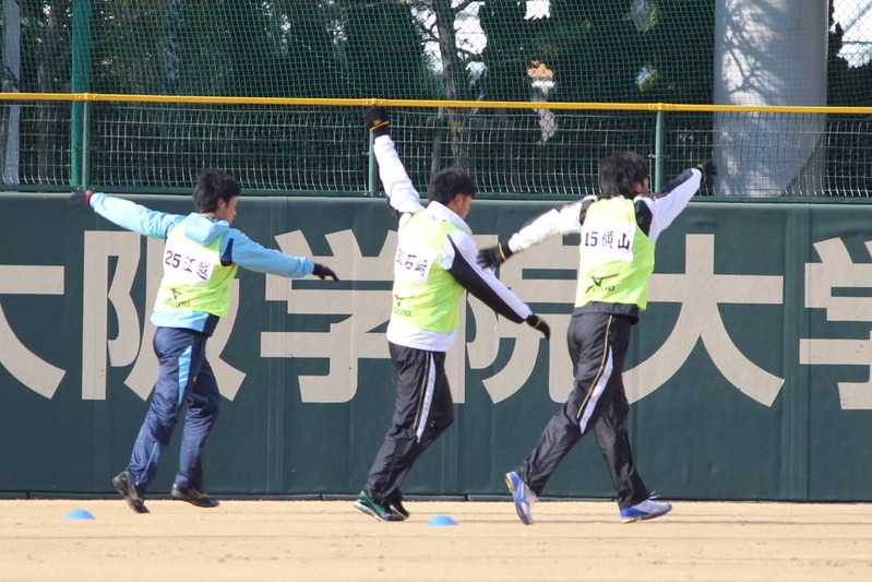 腕を回しながら走る(右から)横山投手、石崎投手、江越選手。