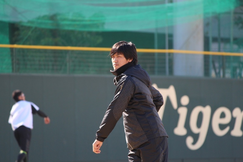 右ひざの術後、まだ1ヶ月ながら既にキャッチボールをしている小嶋投手。