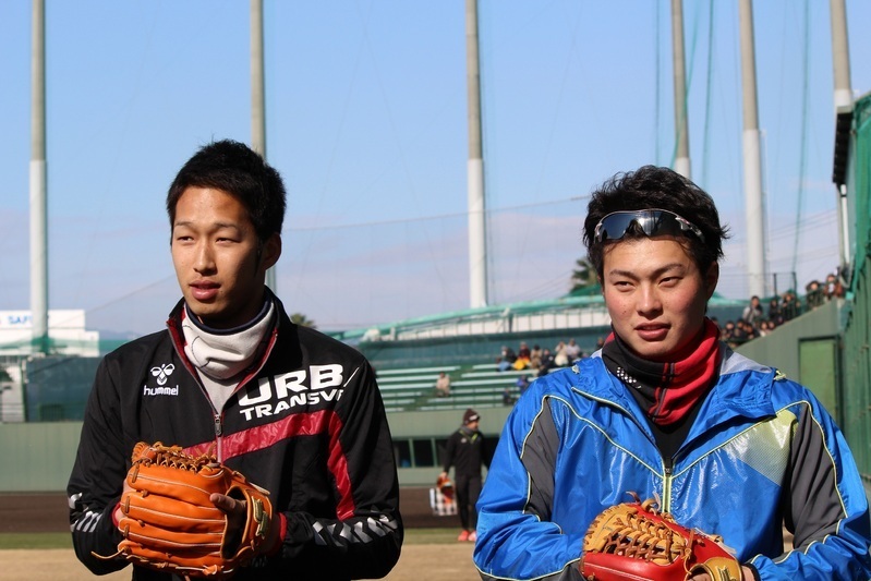 西田選手(左)と北條選手(右)。ここに陽川選手も加わり、体操教室に？