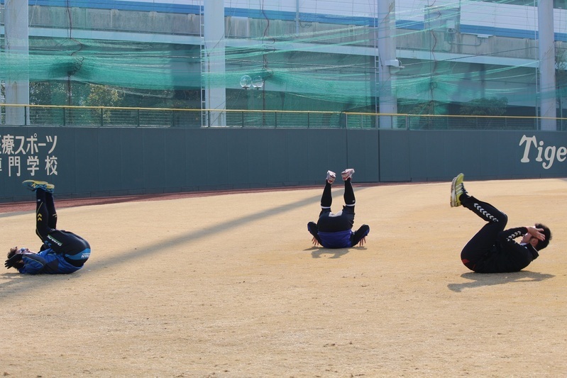 左から北條選手、陽川選手、西田選手。まず寝転がって足を上げ…
