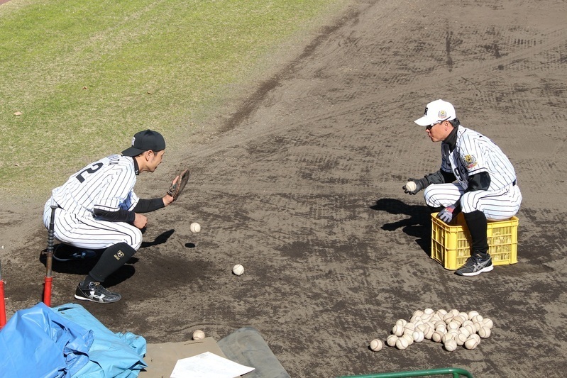 吉田コーチ(右)と捕球練習。この2ショットは安芸でも鳴尾浜でもおなじみです。