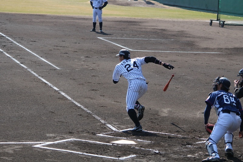 1回、先頭打者でショート内野安打を放ち、先制のホームを踏んだ横田選手。