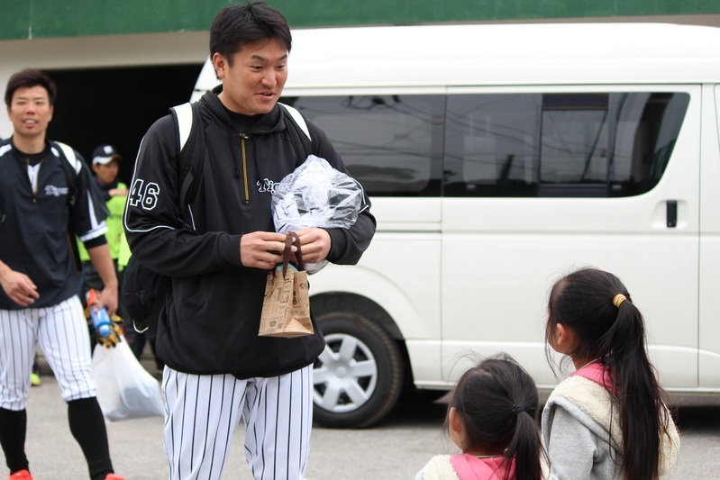 小嶋投手のお嬢さん2人からチョコレートをもらって、とても嬉しそうな鶴投手。