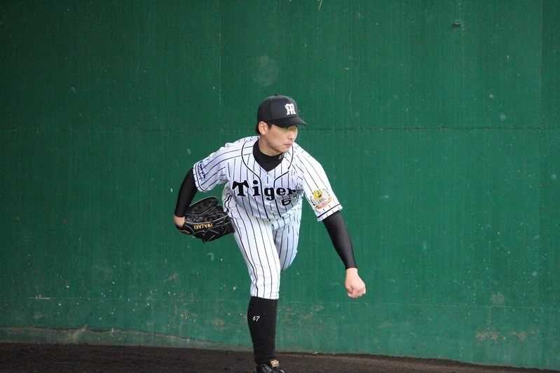 15日にブルペンで直球のみ90球を投げた岩崎投手。まもなくフリー打撃に登板です。